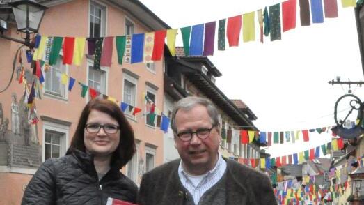 Mit einem großen Plakat, das sich inzwischen auch an den Ortseingängen von Tiengen befindet, werben Nikola Kögel und Kurt Reckermann von ...