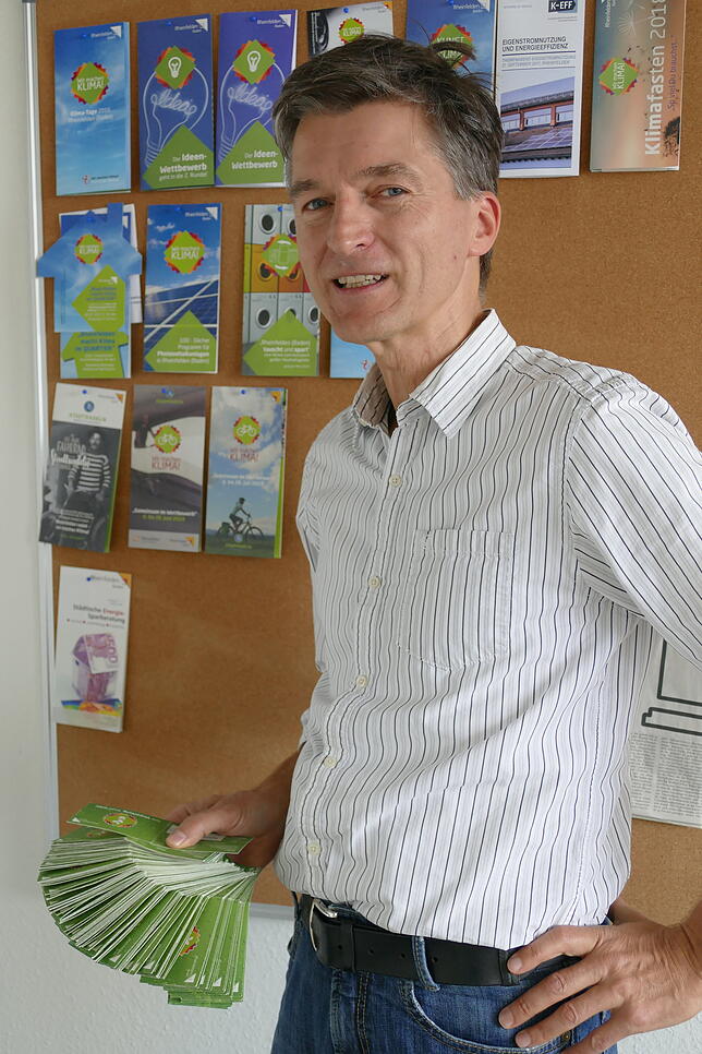 Klimaschutzmanager Frank Philipps hält ein erfreuliches Resultat in Händen: Fast 100 Stempelkarten vom verpackungsfreien Markt