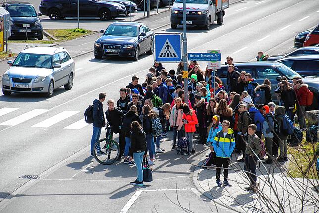 Gefahrenquelle am Zebrastreifen: Der Platz an der Haltestelle ist begrenzt, für Autofahrer ist die Situation schwer einzuschätzen: ...