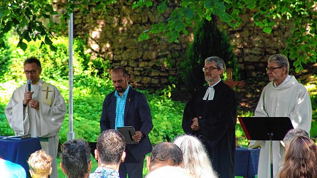 Die vier Seelsorger beim Gottesdienst im Park (von links): Pfarrer Armin Strenzl (altkatholisch), Pfarrer Wieland Bopp-Hartwig ...