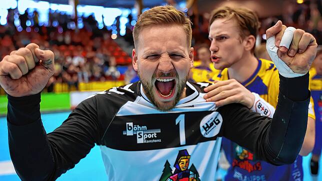 HSG-Torwart Maximilian Wolf feiert den 32:27-Sieg seiner Mannschaft im ersten Finalspiel, an dem er mit einer starken Leistung gehörigen ...