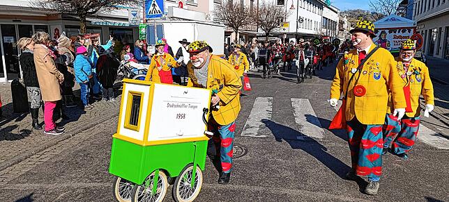 Bild 16: Der große Fasnetsumzug in Tiengen im strahlenden Sonnenschein - hier die schönsten Einblicke