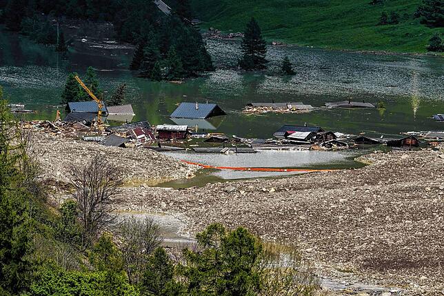 Bild 1: Nach Gletscherabbruch: Gestauter See läuft ab