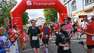 Bild : Donaueschingen schnürt die Laufschuhe. Schutzengellauf für den guten Zweck bringt 11000 Euro ein.