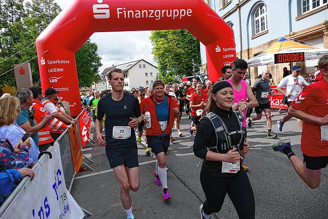Bild 1: Donaueschingen schnürt die Laufschuhe. Schutzengellauf für den guten Zweck bringt 11000 Euro ein.