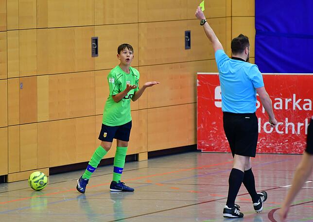 Dafür Gelb? Der Laufenburger U15-Kicker kann es nicht fassen, dass ihn Schiedsrichter Gaspare Lombardo soeben verwarnt hat.