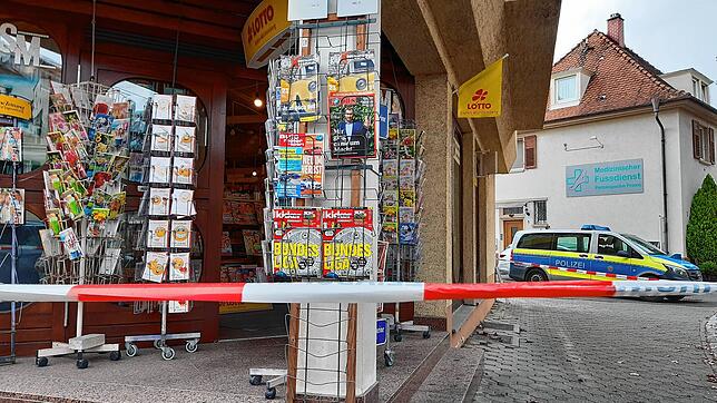 Flatterband Mitte September 2020 vor dem Schreibwarenladen an der Donaueschinger Mühlenstraße. Kurz zuvor hat ein Mann den Ladenbesitzer ...