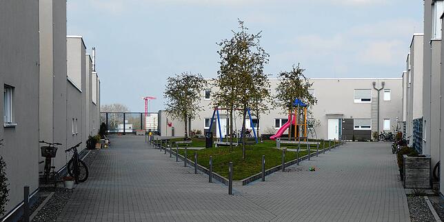 Eine Gasse mit sechs Hauseingängen. Der Raum davor kann individuell genutzt werden, so zum Beispiel zum Fahrräder abstellen oder dem ...