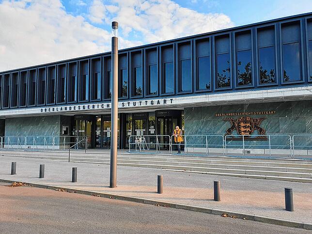 Hier im Hochsicherheitssaal des Justiz- und Strafvollzugskomplexes Stuttgart-Stammheim wird die Singener Messerattacke verhandelt.