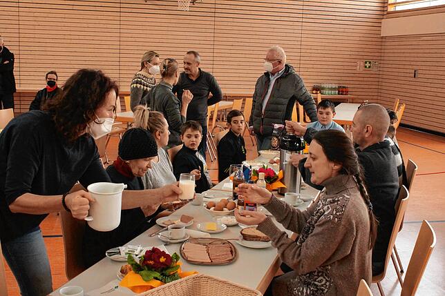 In der Gauchach-Halle erhielten die Flüchtlinge ein reichhaltiges Frühstück und wurden von Freiwilligen der Dögginger Vereine verwöhnt.
