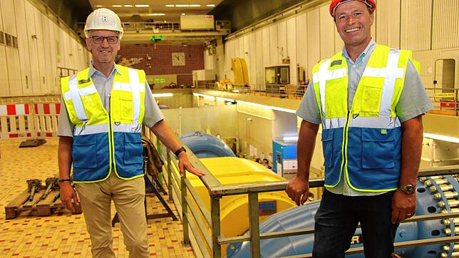Riesige Halle unterm Berg: Peter Steinbeck (links) Leiter Kommunikation, und Gerhard Rieckmann, Leiter Anlagentechnik, informierten im ...
