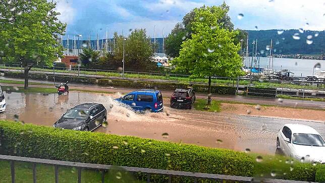 So sah es am 14. Juli 2017 in der Ludwigshafener Bahnhofstraße aus: Ein Auto bahnt sich den Weg durch die Wassermassen.