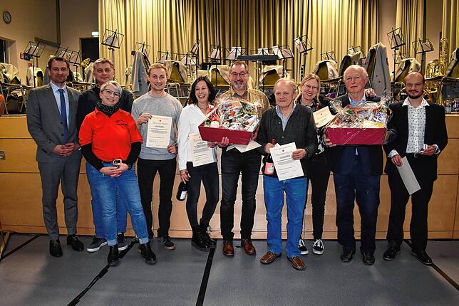 Fleißige Blutspender wurden von Ortsvorsteher Daniel Schliffke (rechts) und Bürgermeister Tobias Gantert (links) geehrt (von links): ...