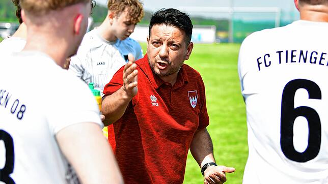Engagiert: Im zehnten Jahr trainiert der 47-jährige Vincenzo Leggio die &bdquo;Zweite&ldquo; des FC Tiengen 08. Der Aufstieg in die ...