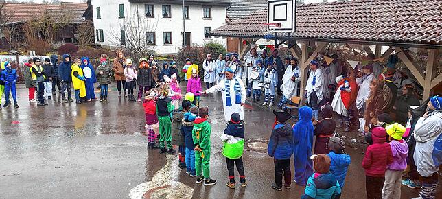 Narren besuchen die Grundschule in Baltersweil. Tänze und Klamauk auf dem Schulplatz sind gute Tradition.