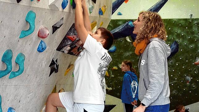 Sonderpädagogin Miriam Schatz unterstützt einen Schüler der Inklusionsklasse 4b der Tiengener Johann Peter Hebel Schule bei seinen ...