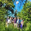 Der Förderverein Stadtpark möchte den „fern:seher“ (im Hintergrund) wieder reaktivieren (von links): Jürgen Frank, Inge Frahm, Manfred ...