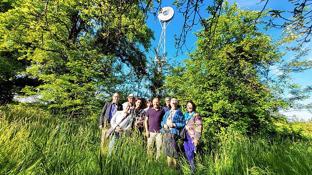 Der Förderverein Stadtpark möchte den „fern:seher“ (im Hintergrund) wieder reaktivieren (von links): Jürgen Frank, Inge Frahm, Manfred ...