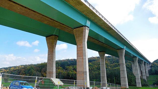 Über Lärmbelästigung durch den Ausweichverkehr der gesperrten A&nbsp;98 klagen Anwohner in Degerfelden. Im Bild die südliche Fahrbahn ...