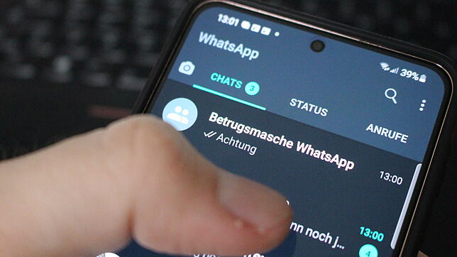 Betrüger sind mit einer neuen Masche unterwegs. Auf dem Handy kommt die Geld-Anfrage über den Messenger-Dienst WhatsApp. (Symbolbild)