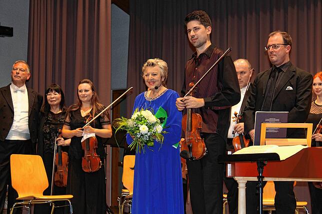 Nicht enden wollender Applaus für (v.li.) Dirigent Georg Mais, Solist Angelo de Leo, Sprecherin Marie-Luise Marjan und das Orchester.