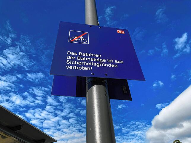 Fahrrad als Ersatzverkehr? Zumindest auf dem Bahnsteig gilt: schieben.