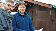 Stück für Stück werden die Hütten für den Christkindlemarkt gestellt, bald ist es soweit. Organisiert haben ihn Matthias Krebs (links) ...