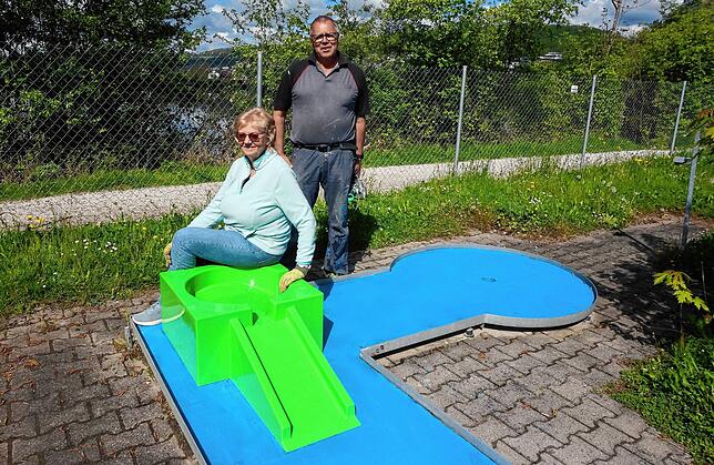Schon fertig: So schön leuchten die Farben der Bahnen und Hindernisse nach ihrer Erneuerung, die Minigolffreunde Christine Zimmermann ...