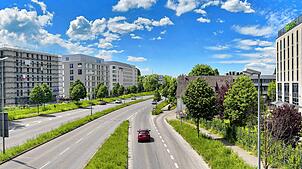 Sechs Gebäude, vier davon sind oder werden Hotels. Ganz links die Baustelle für das 300-Zimmer-Haus, das das größte Hotel der Stadt ...