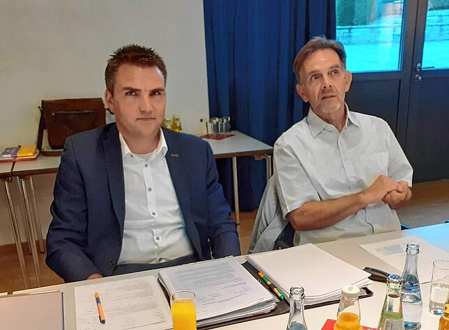 Bürgermeister Denis Lehmann (links) nimmt im Gemeinderat die Erläuterungen von Wolfgang Heine (rechts), Direktor des Regionalverbandes ...