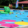 Hier war Teamgeist gefragt. Beim Teamspiel &bdquo;Drachen entern&ldquo; gaben die Kinder im Schwimmerbecken alles.