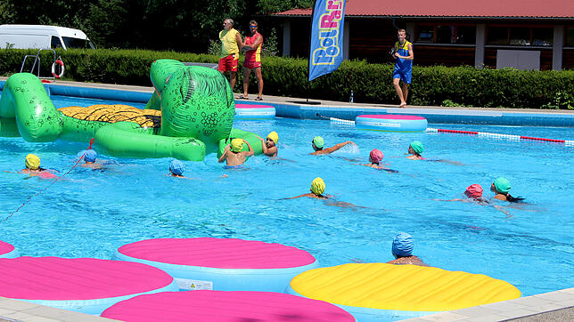 Hier war Teamgeist gefragt. Beim Teamspiel &bdquo;Drachen entern&ldquo; gaben die Kinder im Schwimmerbecken alles.