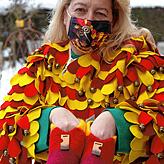 Wenn sie nicht kleppert, lebt sich Sabine Buhl närrisch kreativ beim Filzen von närrischen Pantoffeln aus.