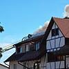 Aus dem Dachstuhl des Mehrfamilienhauses an der Kronenstraße dringt dichter Rauch. Im Bereich des Wohnzimmers der Dachgeschosswohnung ...