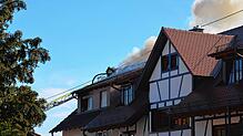 Aus dem Dachstuhl des Mehrfamilienhauses an der Kronenstraße dringt dichter Rauch. Im Bereich des Wohnzimmers der Dachgeschosswohnung ...