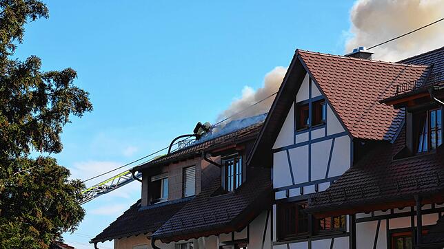 Aus dem Dachstuhl des Mehrfamilienhauses an der Kronenstraße dringt dichter Rauch. Im Bereich des Wohnzimmers der Dachgeschosswohnung ...