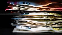 Bild : Seniorin übergibt hohen Geldbetrag an Betrüger