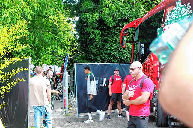 Bild 23: Fans warten vor dem Strandbad Bodman auf den FC Liverpool