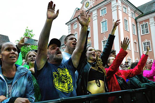 Immer wieder gingen die Hände der Fans nach oben.