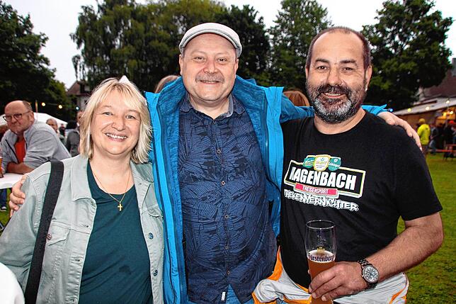 Bild 1: Besucher feiern trotz Regen auf 34. Walder Dorffest