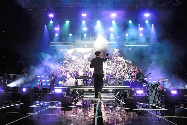 Bild 10: Regenfeste Wincent-Weiss-Fans in Salem