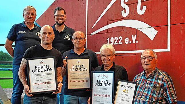 Die für langjährige Treue und besondere Verdienste Geehrten des SC zusammen mit den Vorsitzenden Thomas Kummer und Fabian Steffen ...