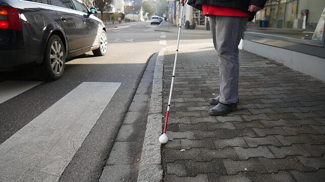 Mit dem Blindenstock tastet sich Häfner durch die Stadt. Mit einem speziell ausgebildeten Trainer hat sie gelernt, sich in Bad Säckingen ...