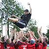 Meisterjubel: Nach dem Last-Minute-Sieg gegen den SV Berau gibt&lsquo;s beim FC Hochrhein kein Halten mehr. Die Spieler feiern den ...