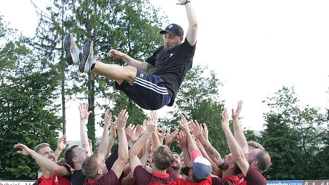 Meisterjubel: Nach dem Last-Minute-Sieg gegen den SV Berau gibt&lsquo;s beim FC Hochrhein kein Halten mehr. Die Spieler feiern den ...