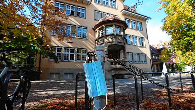 Der Mund-Nasenschutz soll Schüler und Lehrer gleichermaßen schützen. Beim Kampf gegen die Ausbreitung des Corona-Virus kommen den ...