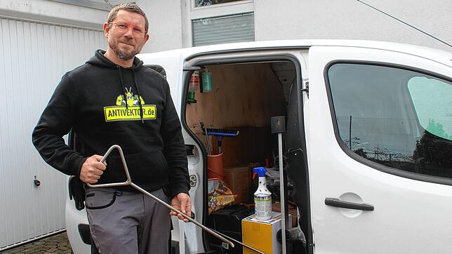 Das Dienstfahrzeug von Andreas Gerrer ist ein neutraler, weißer Kastenwagen.