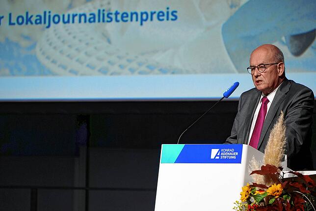 Er steuerte einen „Zwischenruf“ beim Festakt zur Verleihung des Deutschen Lokaljournalistenpreises der ...