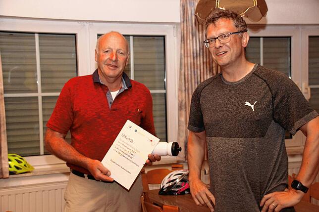 Bürgermeister Joachim Grüner (rechts) überreichte an den Vereinsvorsitzenden Gerhard Lohr (links) vom Bürgerverein Ruhestetten die ...