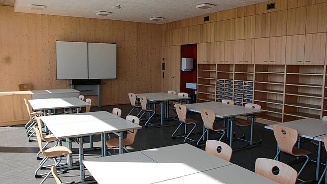 So sieht eines der Klassenzimmer in der neuen Teuringer-Tal-Schule aus. Vorne steht dem Lehrer ein modernes Whiteboard zur Verfügung, in ...